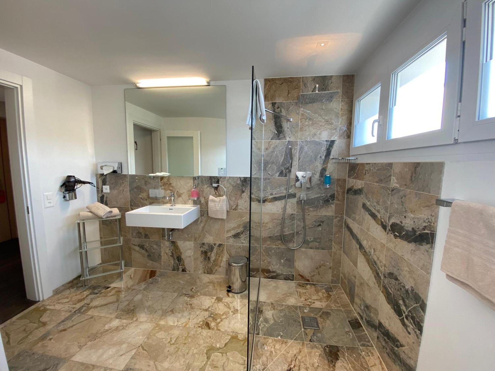 Businesshotel Lux Емен Екстериор снимка
