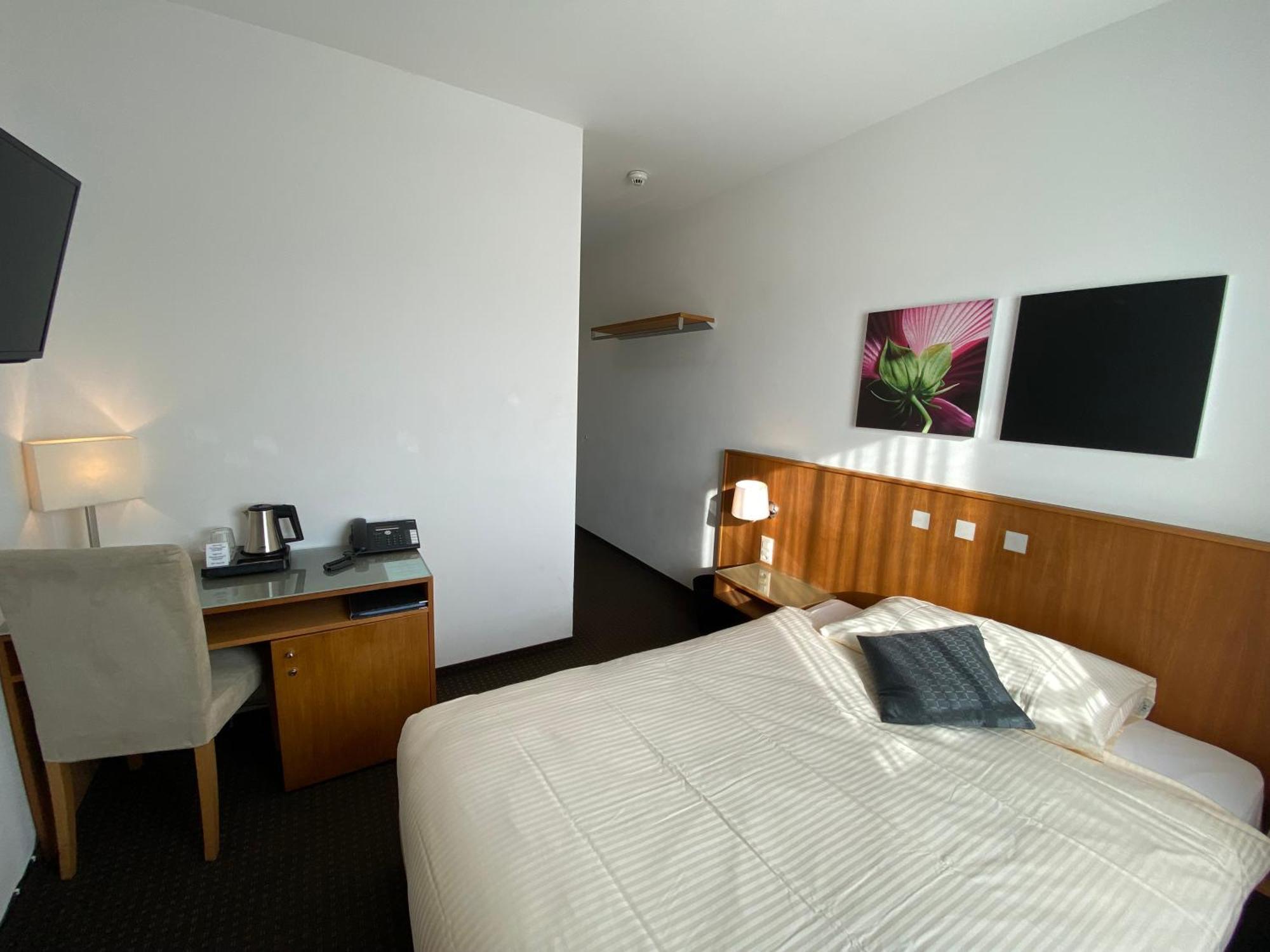 Businesshotel Lux Емен Екстериор снимка